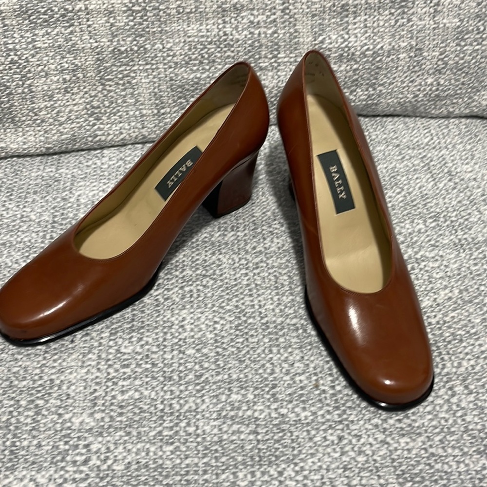 BALLY - NWOB -Dark Carmel color leather pumps 7.5 - Made in England -gorgeous.